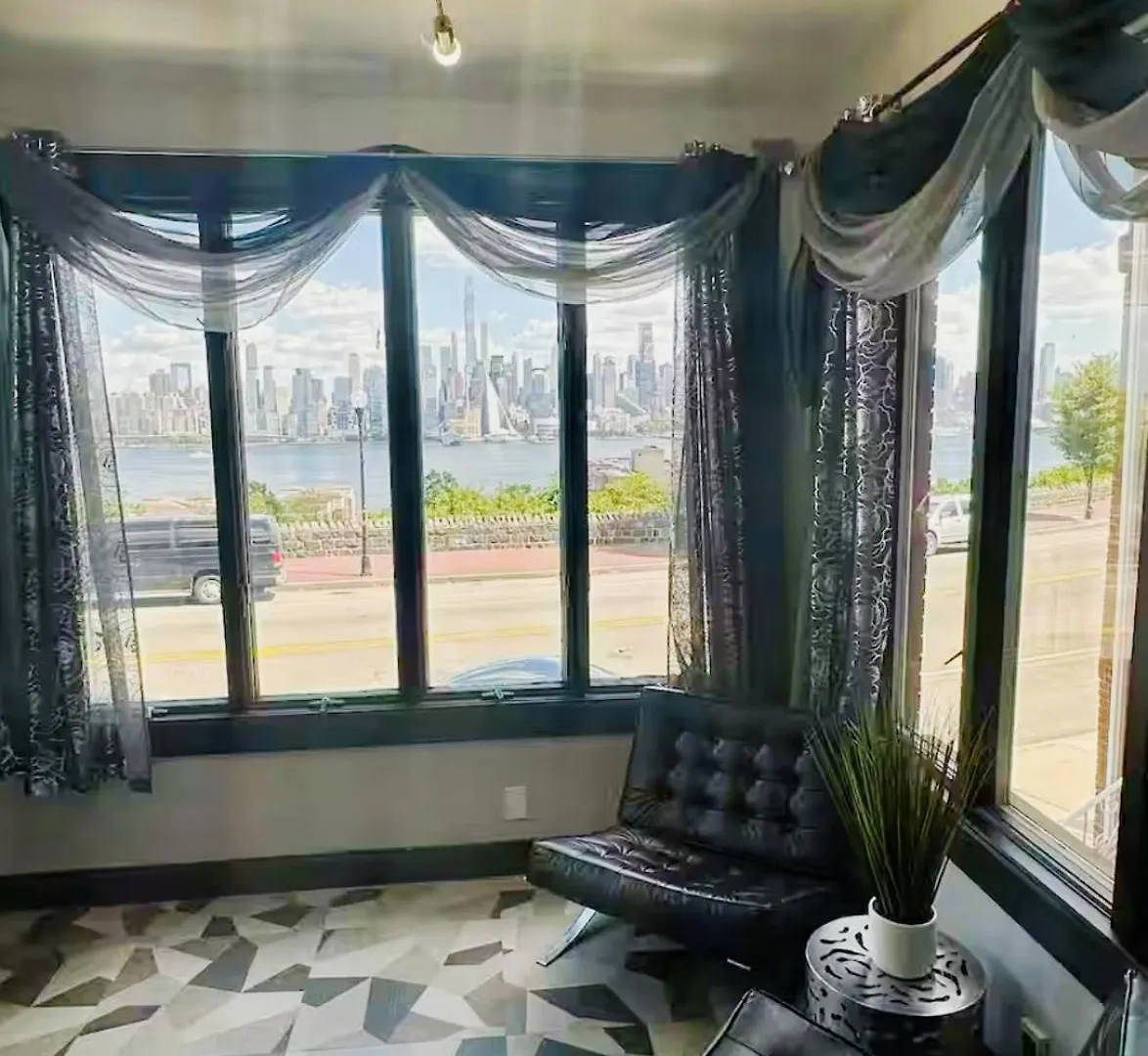 Massive 7-Bedroom 4-Bathroom Duplex 20 Min To Nyc West New York