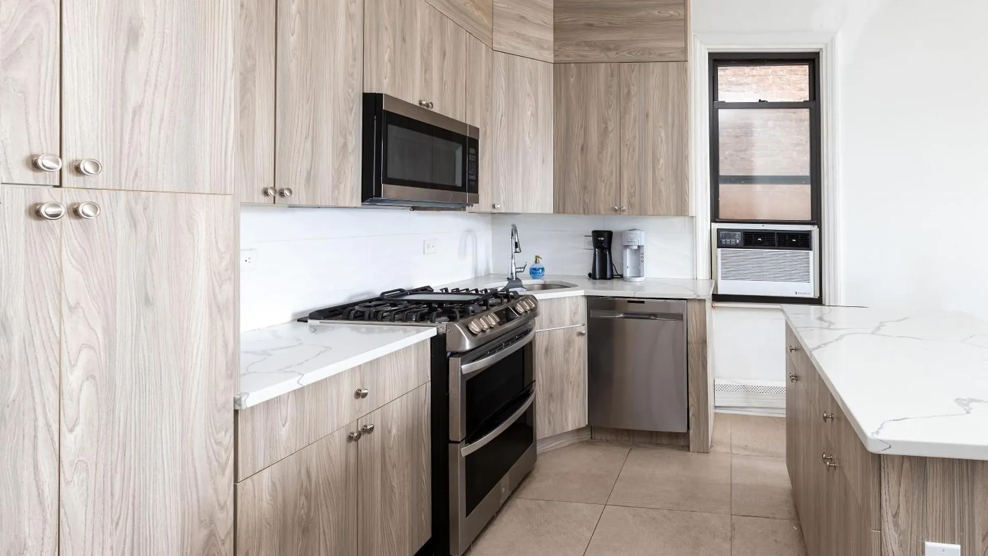 Massive 7-Bedroom 4-Bathroom Duplex 20 Min To Nyc West New York United States