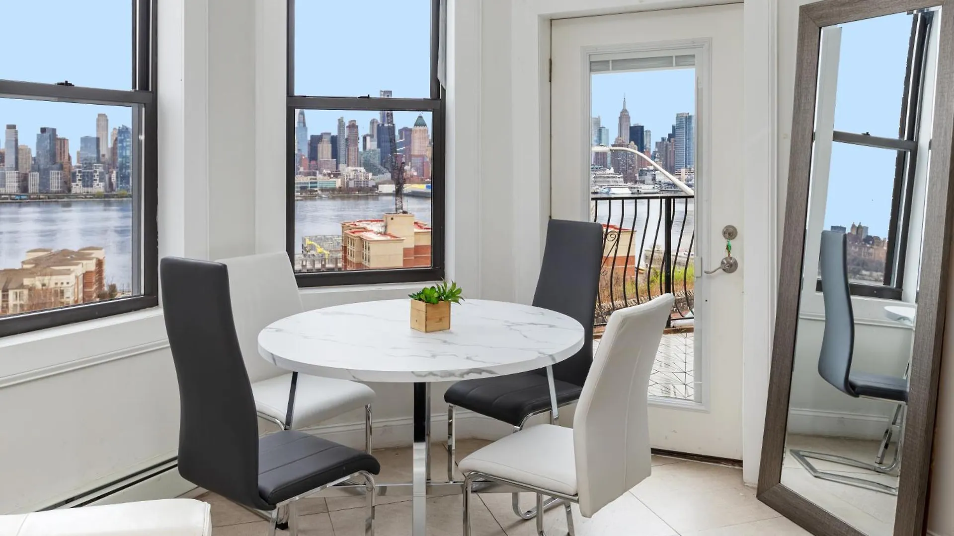 Apartment Massive 7-Bedroom 4-Bathroom Duplex 20 Min To Nyc West New York